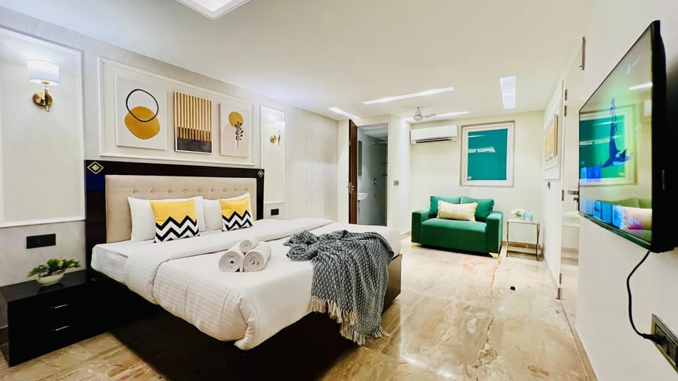 Bed, TV and multimedia, Photo of the whole room, Bedroom, towels