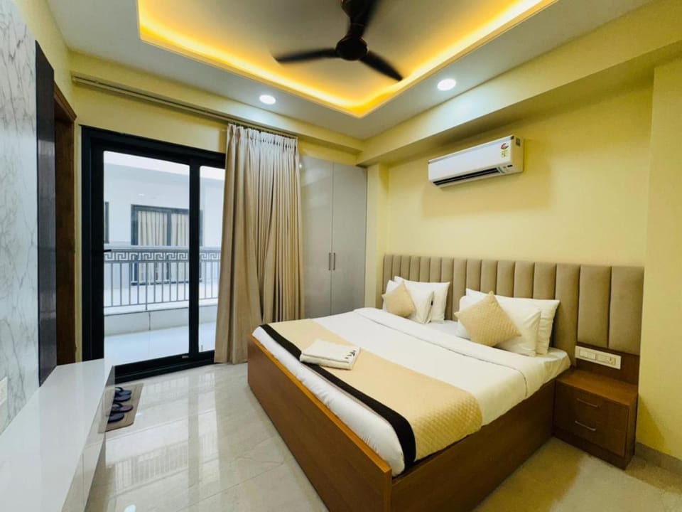 Bed, TV and multimedia, Bedroom