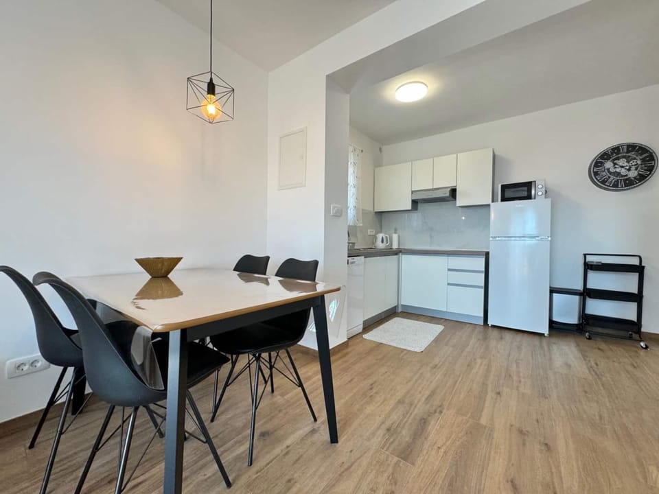 Kitchen or kitchenette, Dining area, microwave
