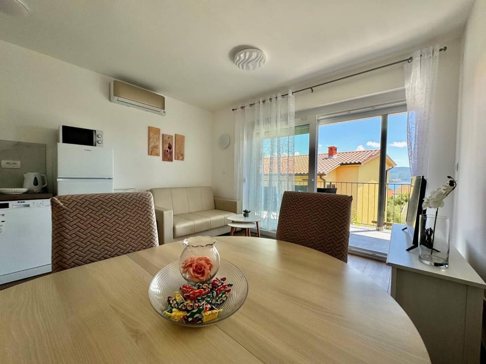 Living room, Dining area, air conditioner