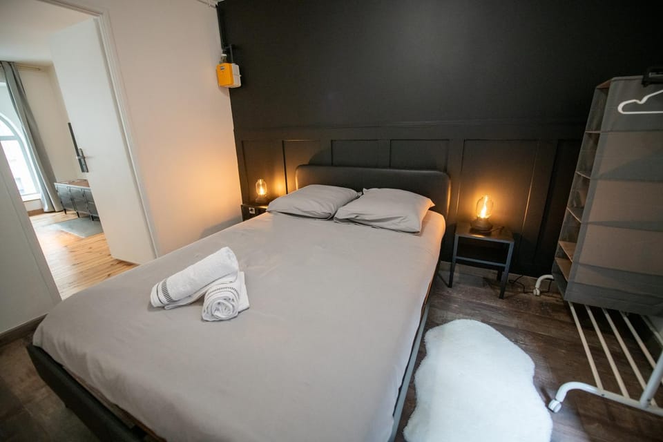 Bed, Bedroom, towels