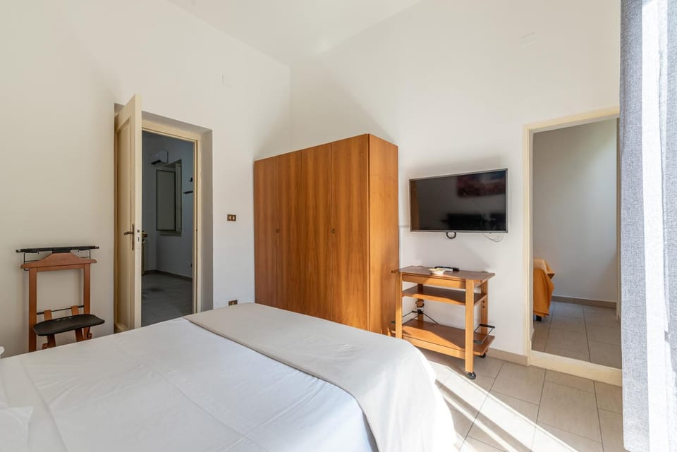 Bed, TV and multimedia, Photo of the whole room, Bedroom, hair dresser, wardrobe