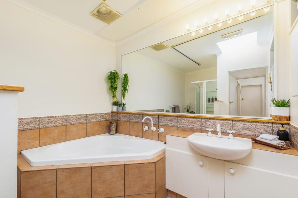 Bathroom, Bath, towels