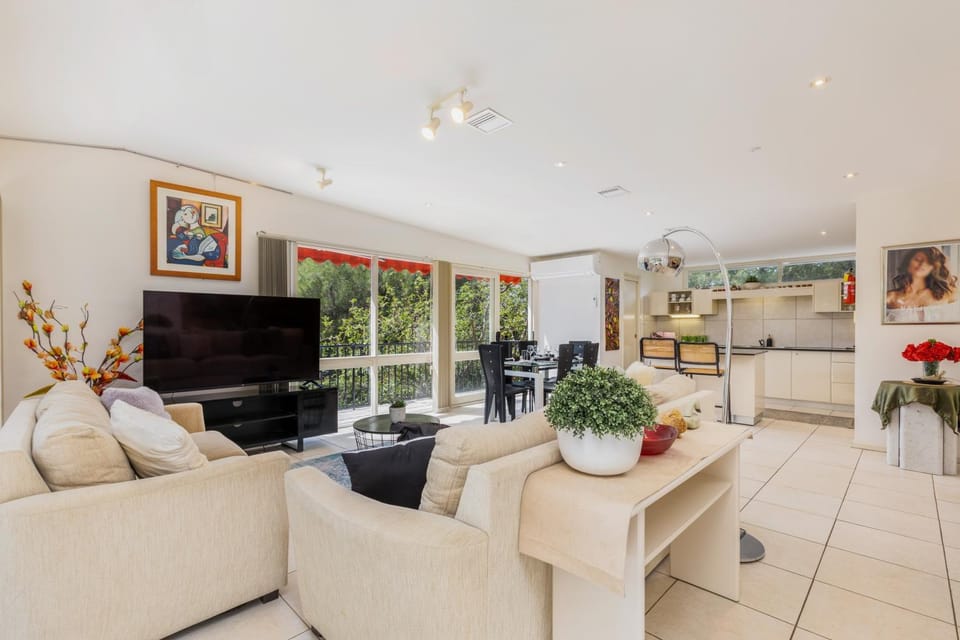 TV and multimedia, Kitchen or kitchenette, Living room, Seating area, Dining area