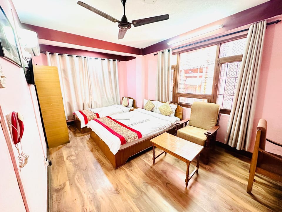Bed, TV and multimedia, Photo of the whole room, Bedroom, fireplace, air conditioner