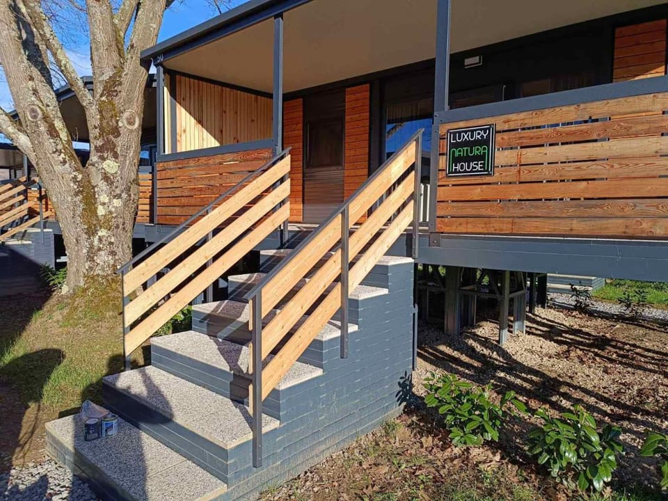 Property building, Day, Balcony/Terrace