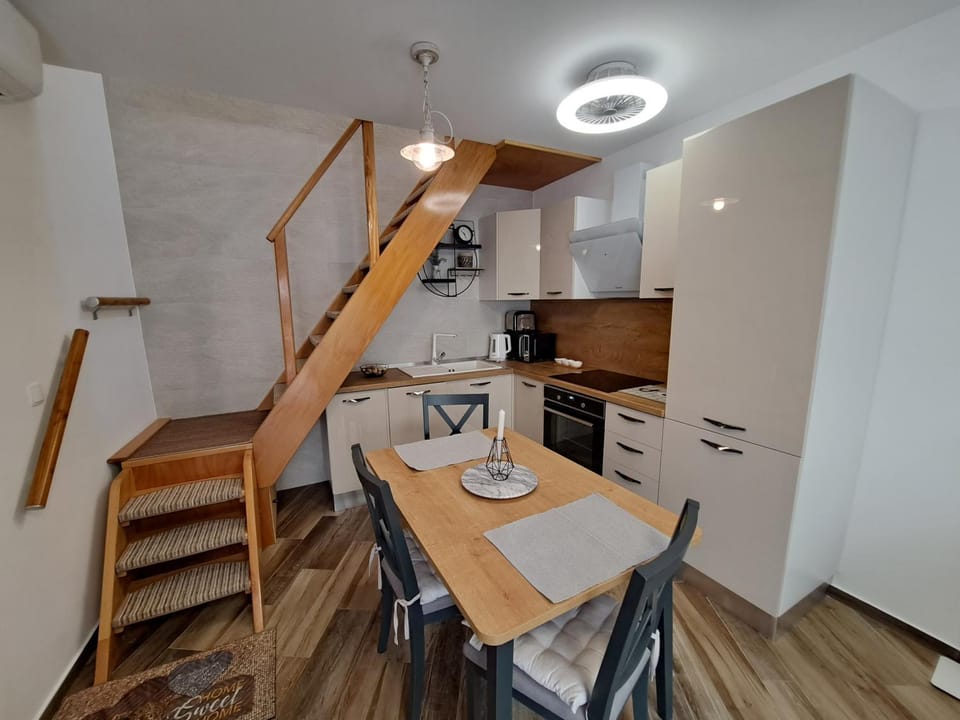 Kitchen or kitchenette, Dining area, pet friendly