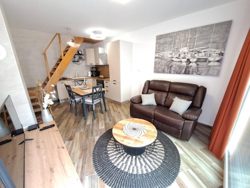 Kitchen or kitchenette, Living room, Seating area, Dining area