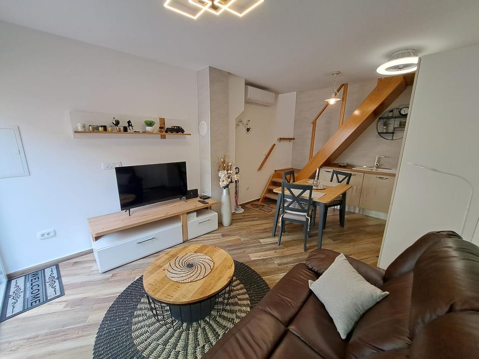TV and multimedia, Living room, Seating area, Dining area