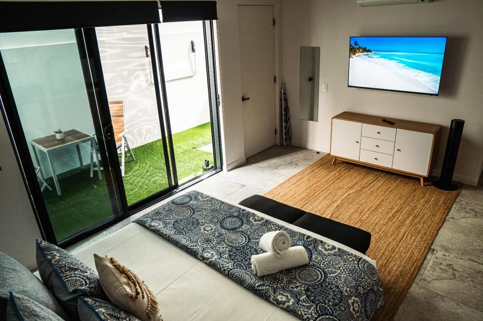 Bed, TV and multimedia, Bedroom