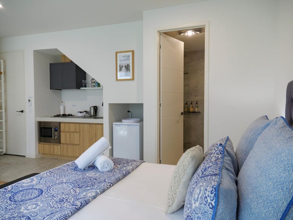 Bed, Kitchen or kitchenette, Bedroom, minibar, stove