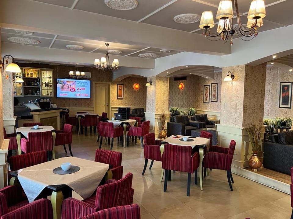 TV and multimedia, Lounge or bar, Seating area, Evening entertainment