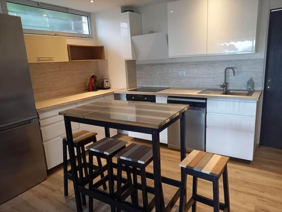 Proche monaco, Appart 4 pers La Turbie, vue mer, piscine, garage Apartment in French Riviera