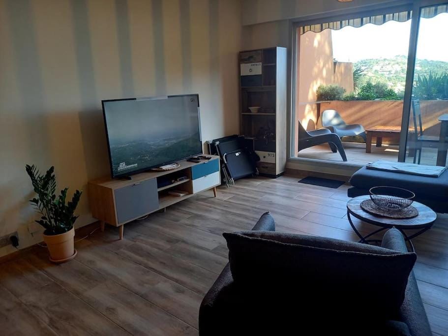 Proche monaco, Appart 4 pers La Turbie, vue mer, piscine, garage Apartment in French Riviera