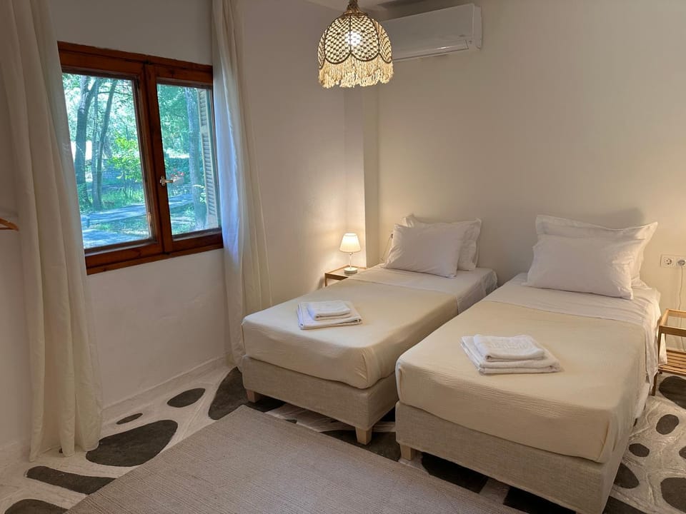 Bed, Photo of the whole room, air conditioner