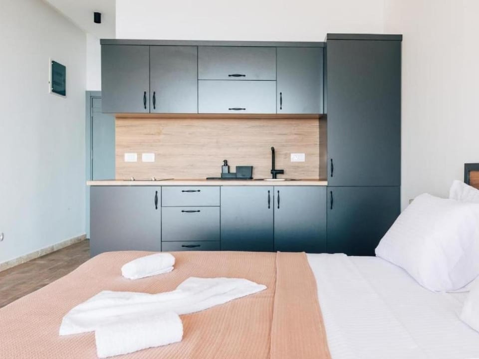 Bed, Kitchen or kitchenette, Bedroom