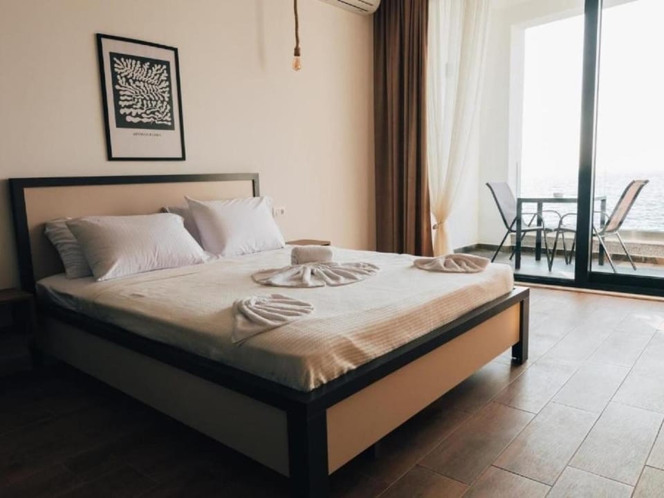 Bed, Bedroom, towels