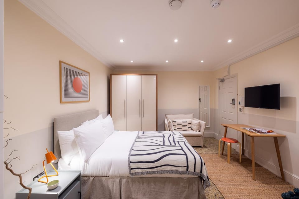 Bed, TV and multimedia, Seating area, Evening entertainment, Bedroom, wardrobe