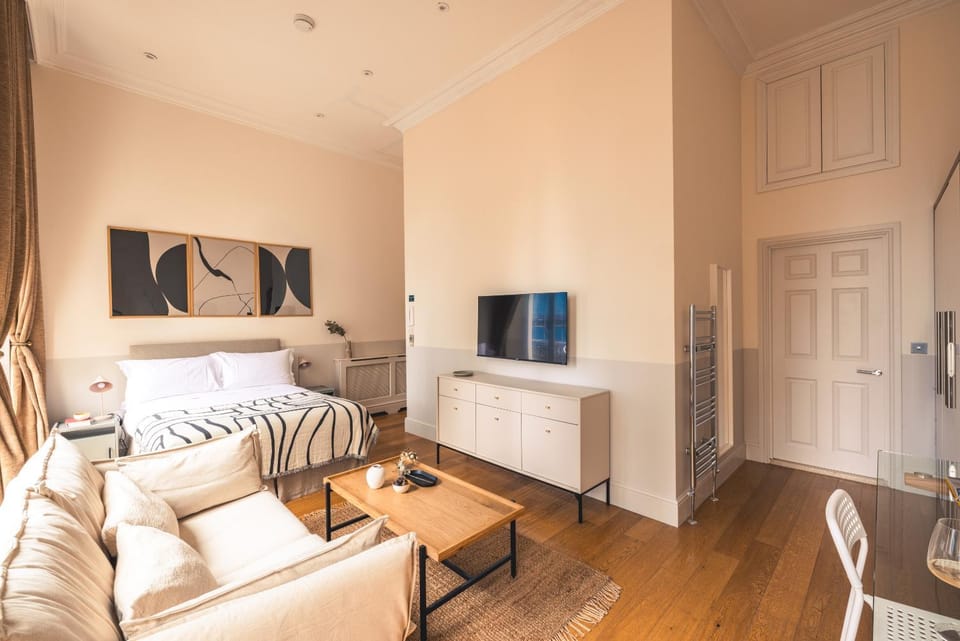 Communal lounge/ TV room, Bed, TV and multimedia, Living room, Photo of the whole room, Seating area, Evening entertainment, Bedroom