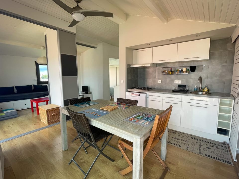 Kitchen or kitchenette, Dining area