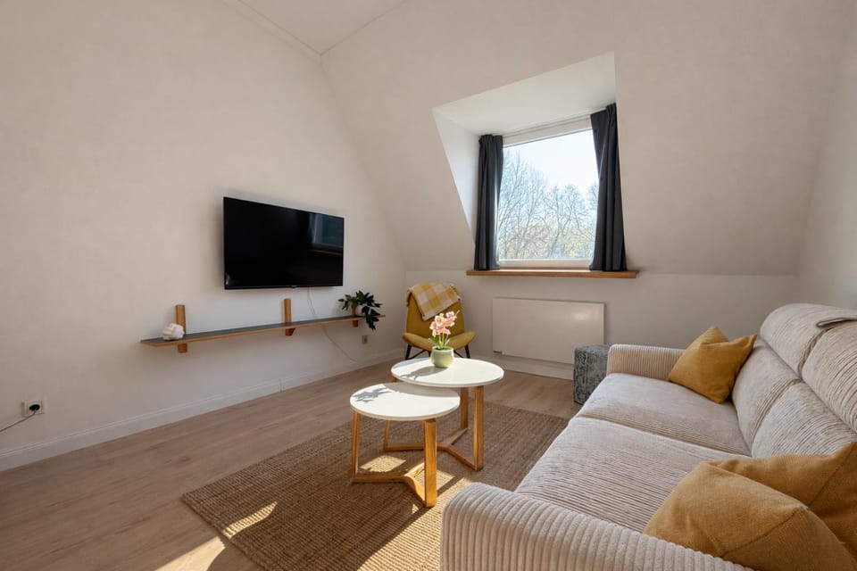 Communal lounge/ TV room, TV and multimedia, Living room, Seating area, Evening entertainment