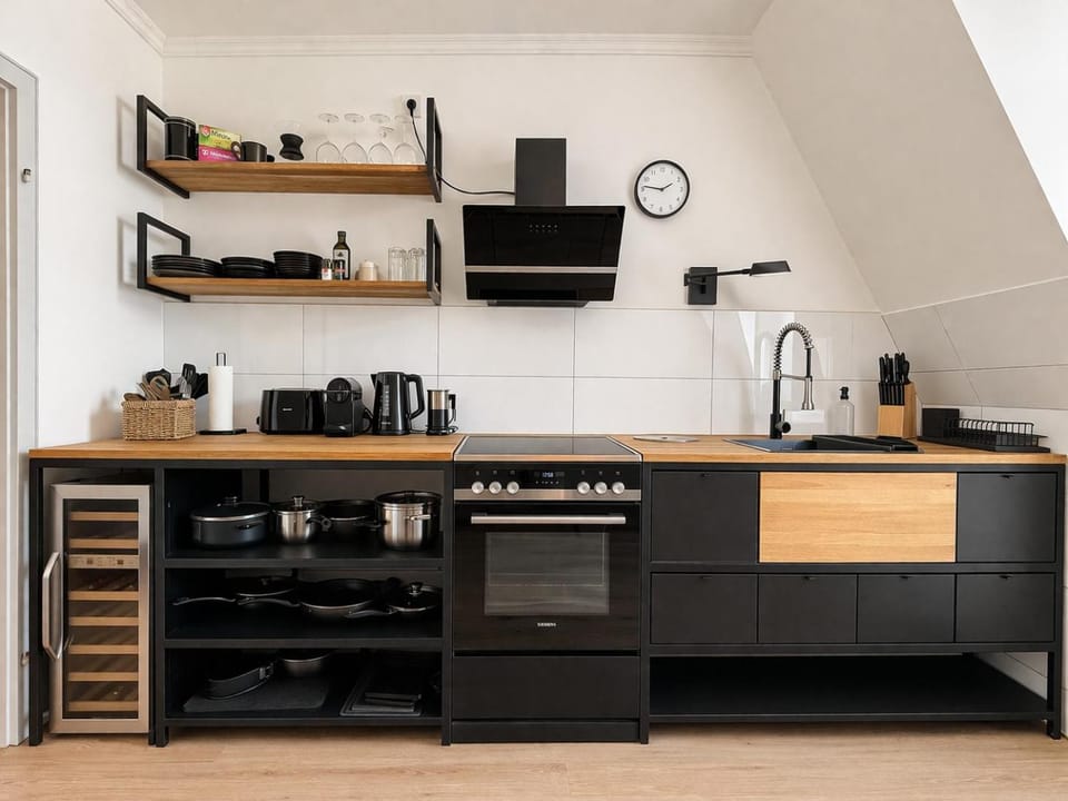 Coffee/tea facilities, Kitchen or kitchenette, stove, toaster
