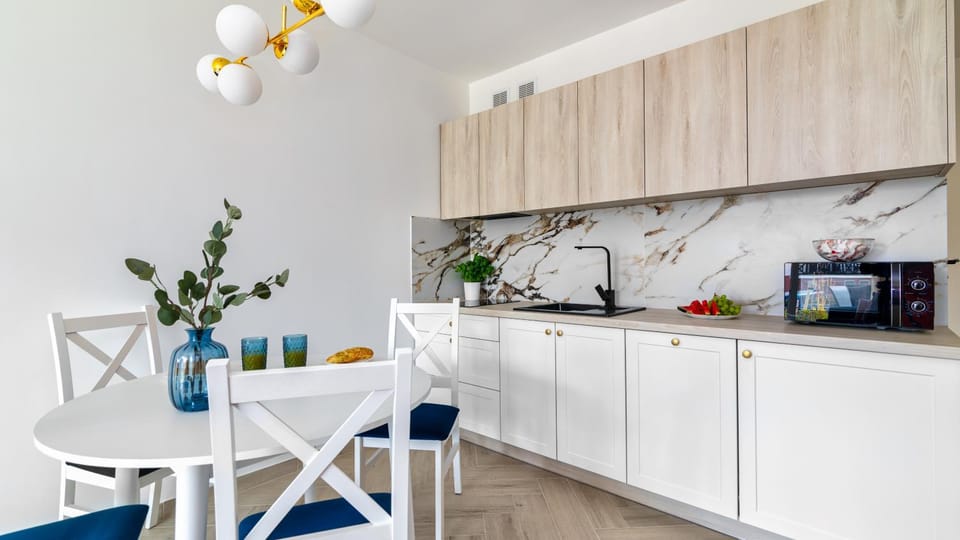 Kitchen or kitchenette, Dining area, stove