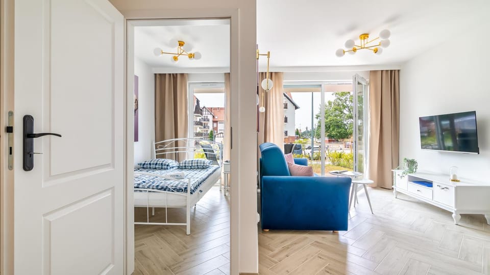 Bed, TV and multimedia, Living room, Seating area, Dining area, Bedroom