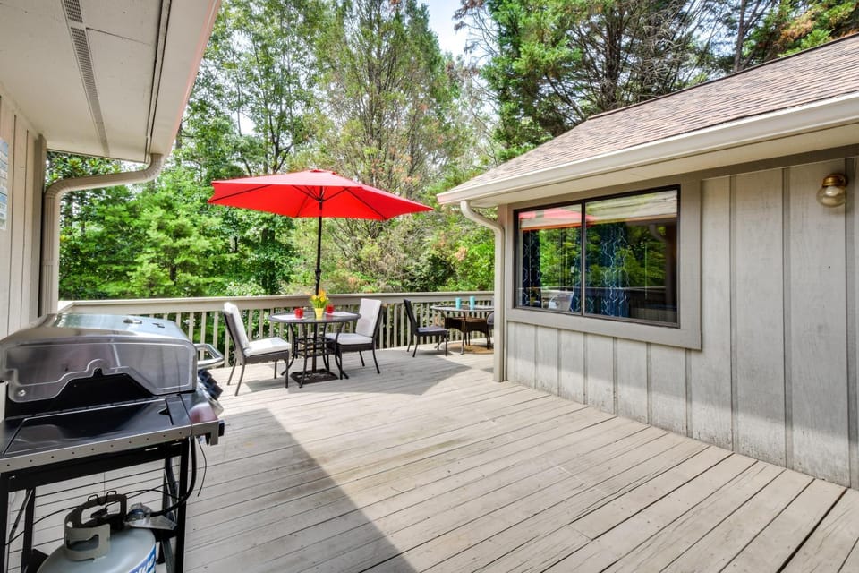 Walk to Lake Keowee: Salem Townhome w/ Deck House in Lake Keowee