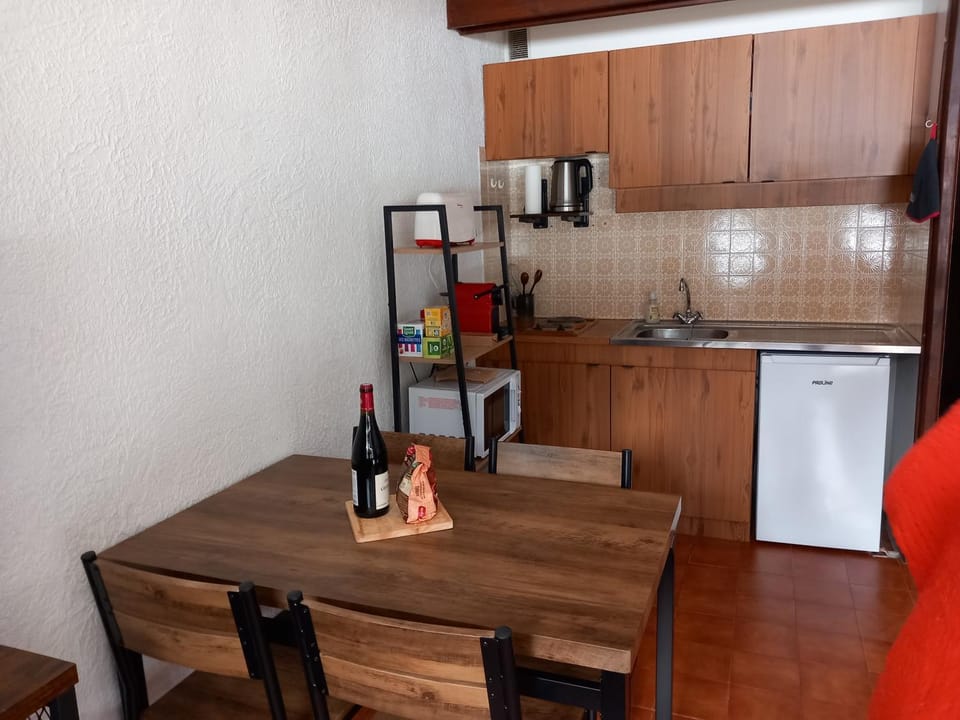 Coffee/tea facilities, Kitchen or kitchenette, Dining area, oven, stove