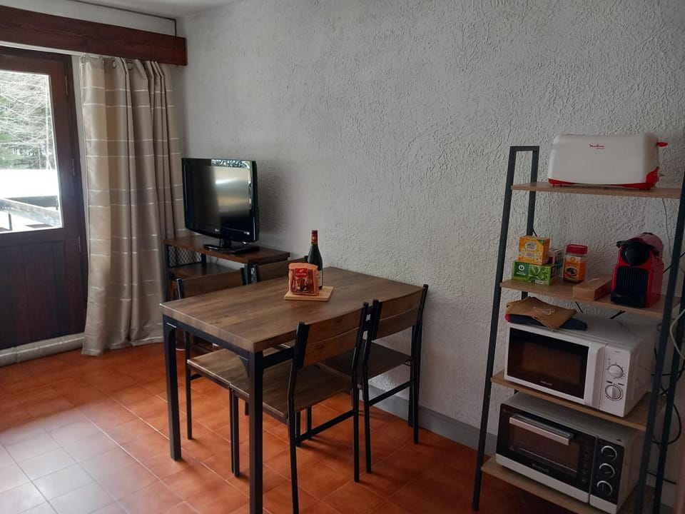 Communal lounge/ TV room, Seating area, Dining area, minibar