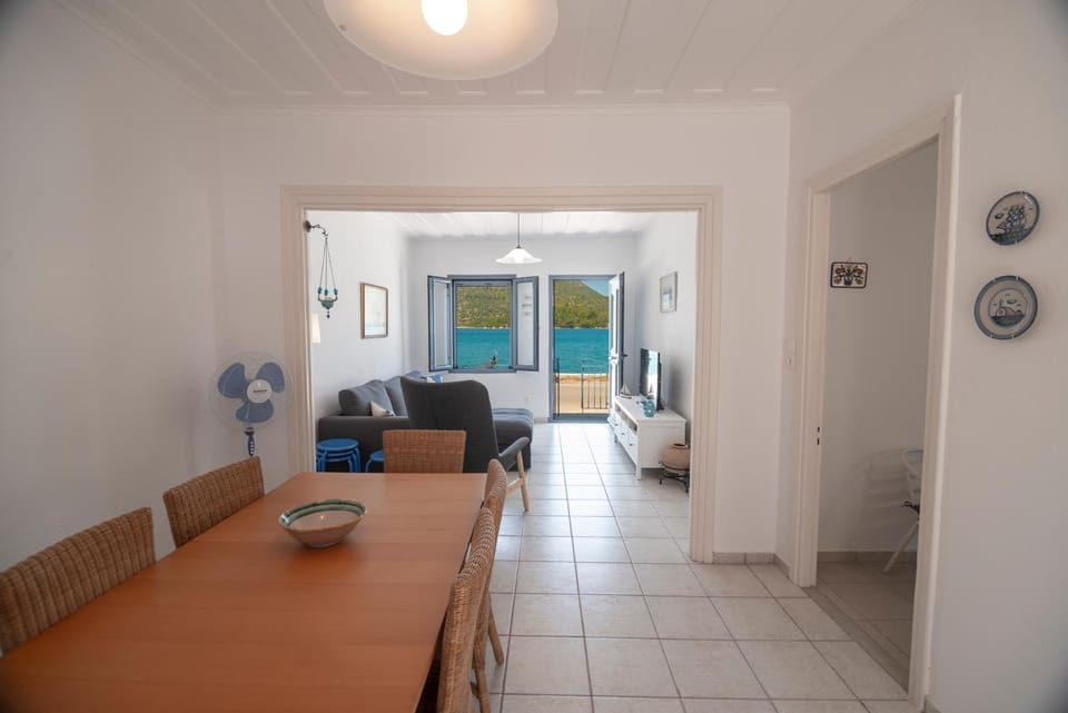 Photo of the whole room, Dining area