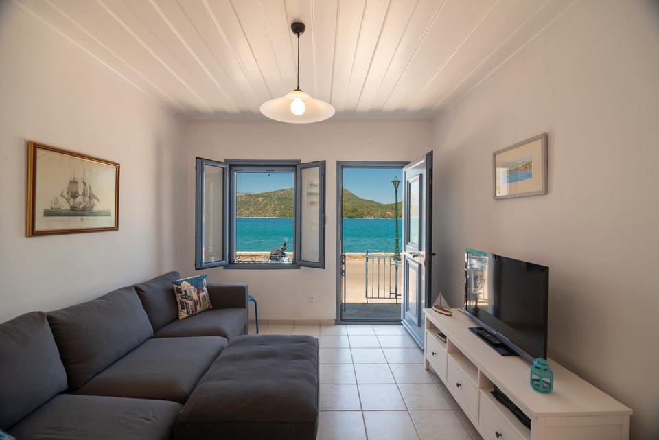 Communal lounge/ TV room, Natural landscape, TV and multimedia, Living room, Seating area, Sea view