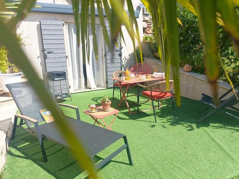 Patio, Day, Garden view, sunbed