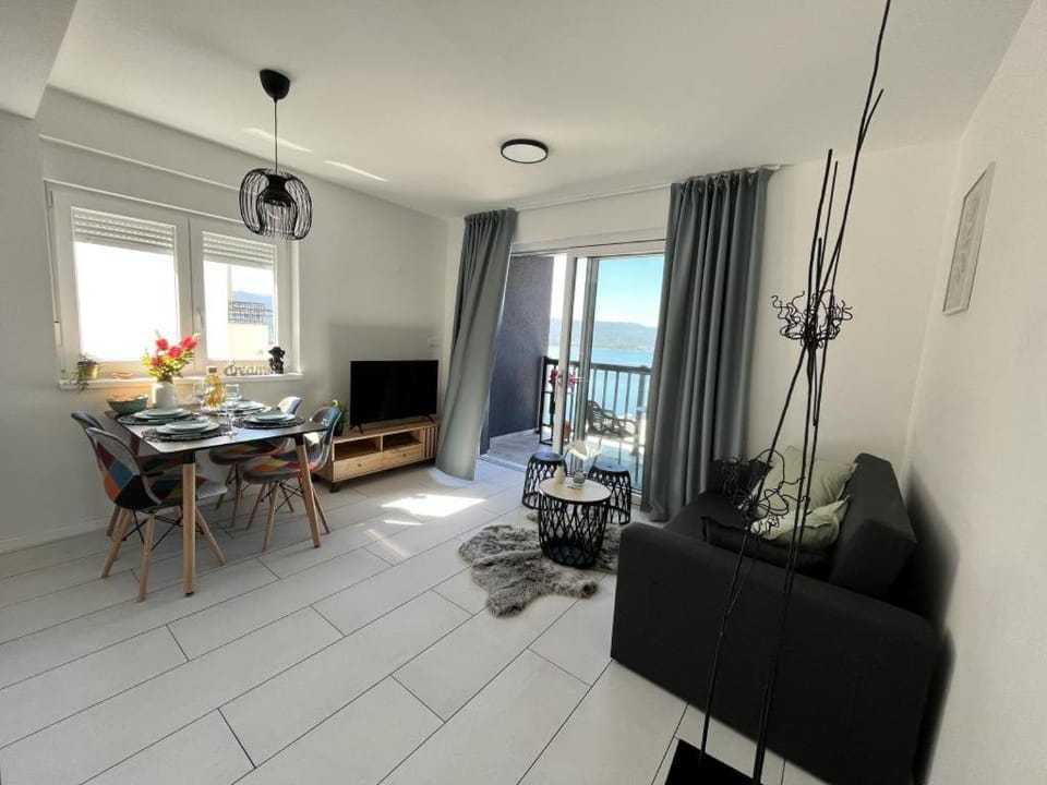 Communal lounge/ TV room, Natural landscape, TV and multimedia, View (from property/room), Balcony/Terrace, Dining area