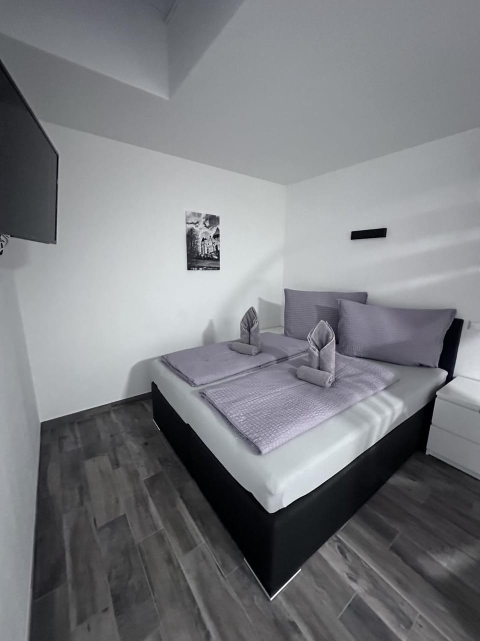 Bed, TV and multimedia, Bedroom
