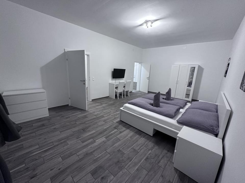 TV and multimedia, Photo of the whole room, Bedroom, wardrobe