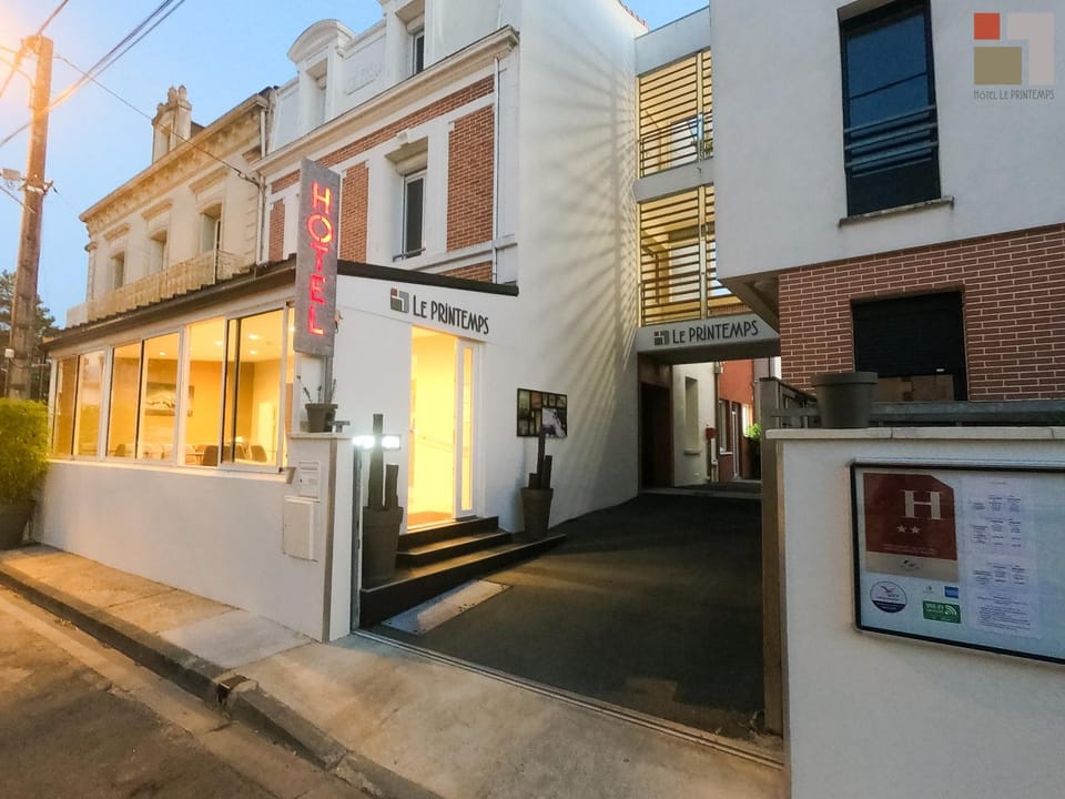 Facade/entrance