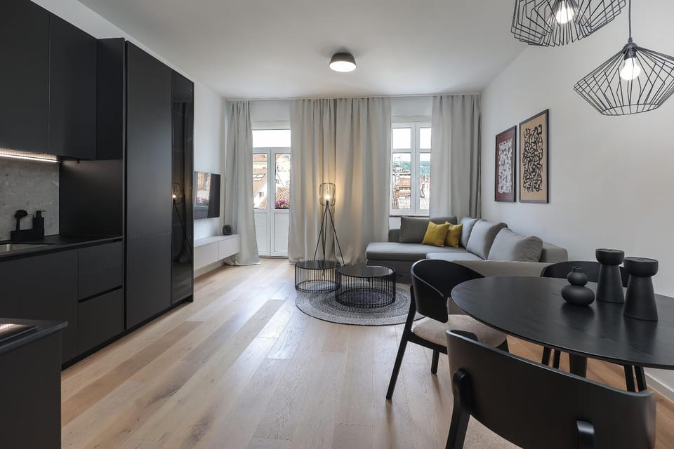 TV and multimedia, Kitchen or kitchenette, Living room, Photo of the whole room, Seating area, Dining area