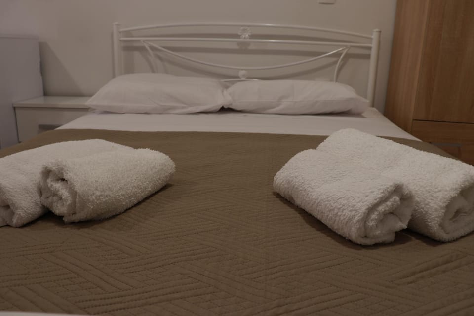 Bed, Photo of the whole room, Bedroom, towels