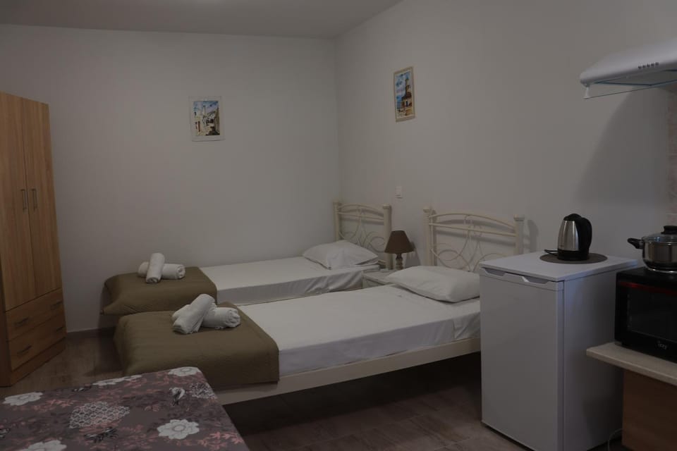 Bed, Coffee/tea facilities, Kitchen or kitchenette, Photo of the whole room, Bedroom, towels