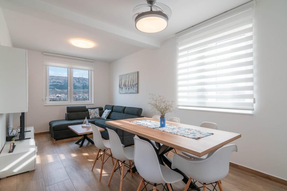 TV and multimedia, Living room, Seating area, Dining area