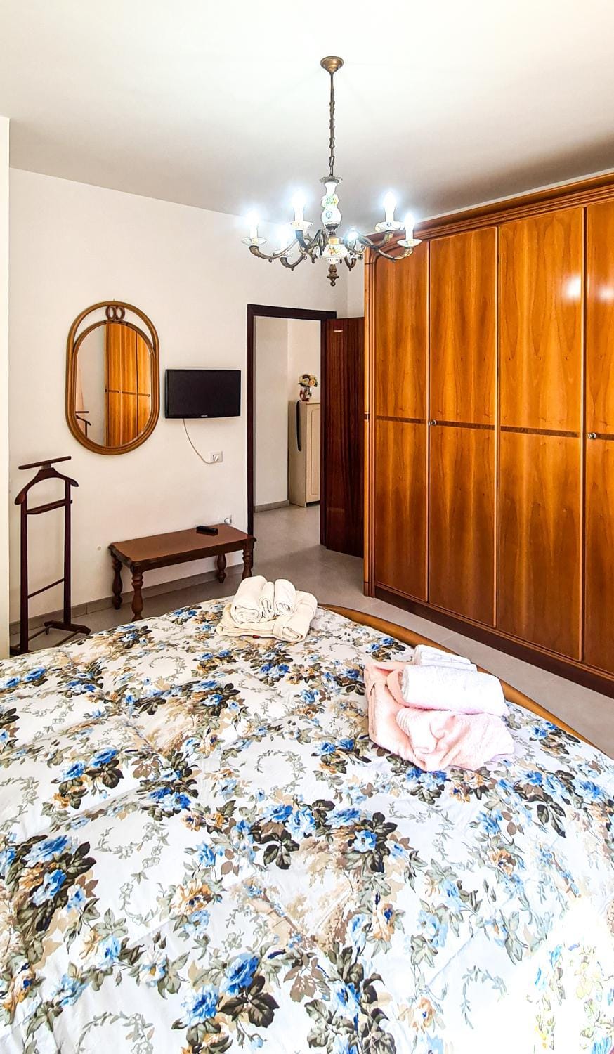 Bed, TV and multimedia, Photo of the whole room, Bedroom, wardrobe