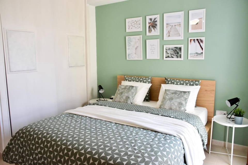 Photo of the whole room, Bedroom