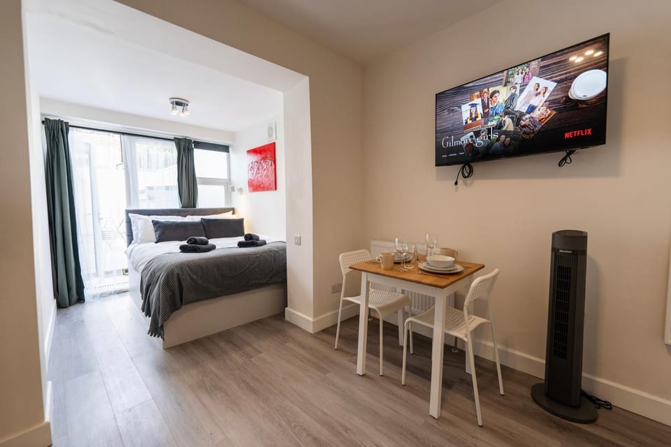 TV and multimedia, Photo of the whole room, Bedroom