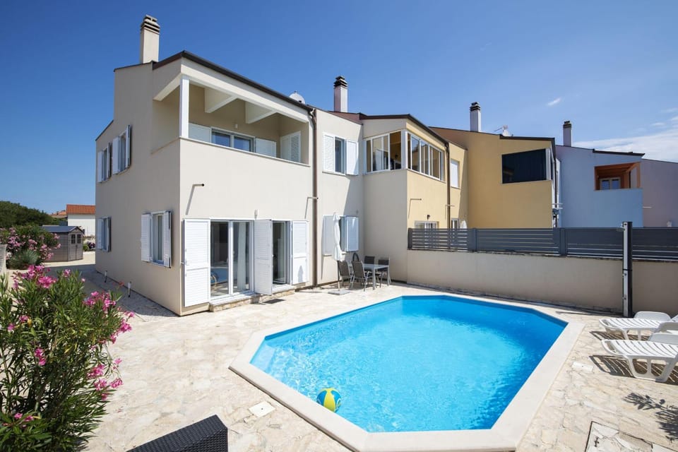 Property building, Swimming pool