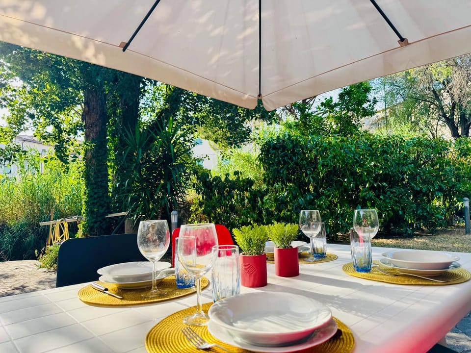 Spring, Day, Garden, Dining area, Garden view