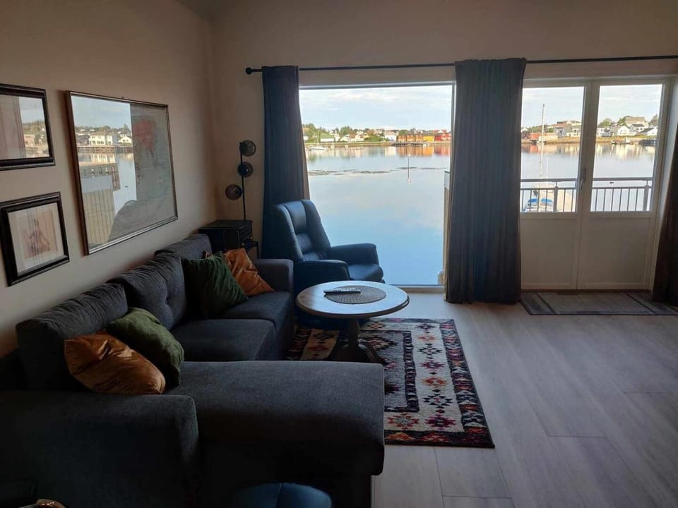 View (from property/room), Balcony/Terrace, Living room, Seating area, Sea view