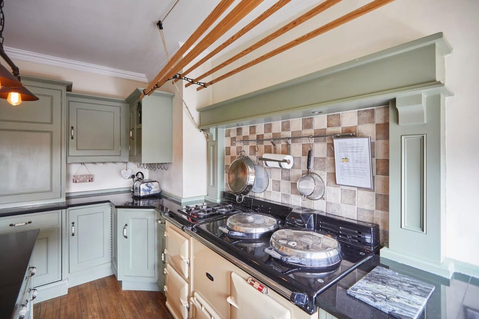 Kitchen or kitchenette, pet friendly, stove