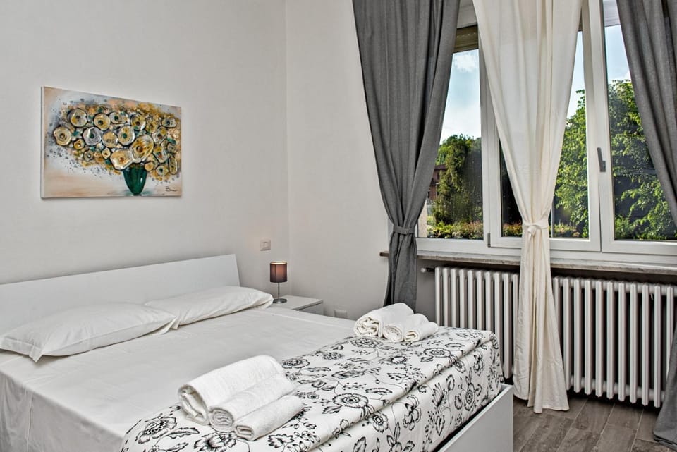 Bedroom, towels